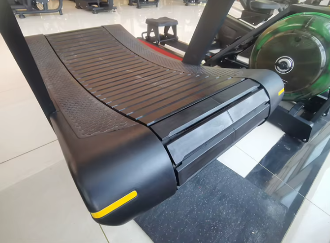 Profesionalna ukrivljena mehanska tekaška steza Curved Premium - Fitnes naprava